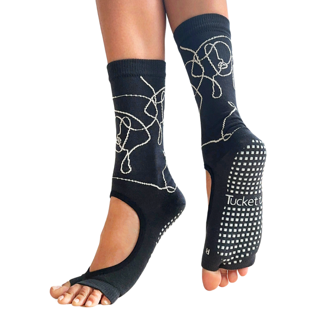 Calcetines de agarre Tucketts reabastecidos con diseño de dedos abiertos para actividades descalzas.